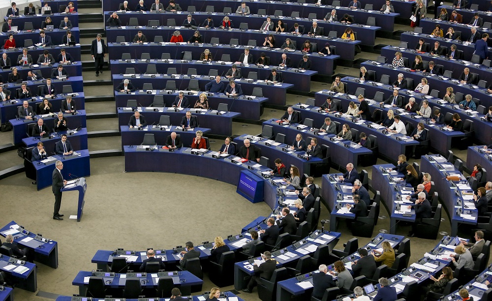 Zbardhet rezoluta e PE, kerkohen masa ndeshkuese ndaj Serbise